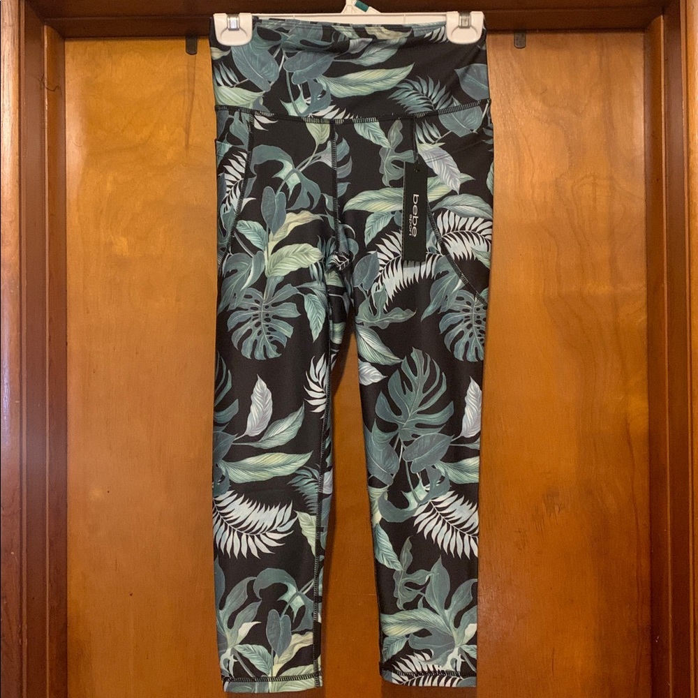 NWT BeBe Size S Black Palms Print Capri
